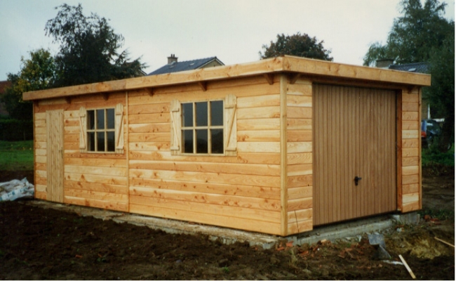 Garage met houten kantelpoort