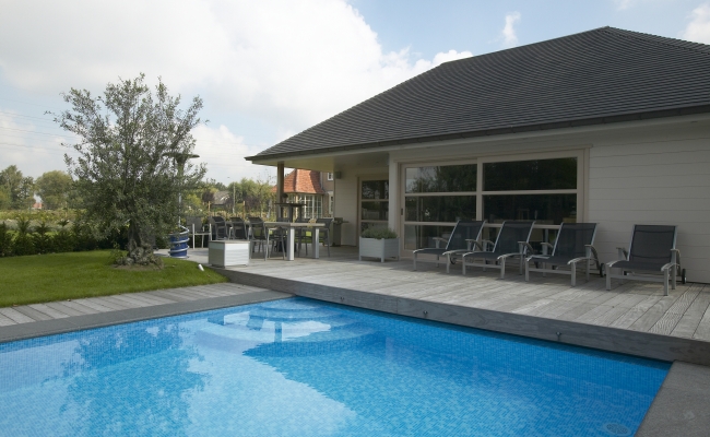 Moderne Poolhouse met noordboomdak