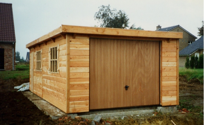Garage met houten kantelpoort