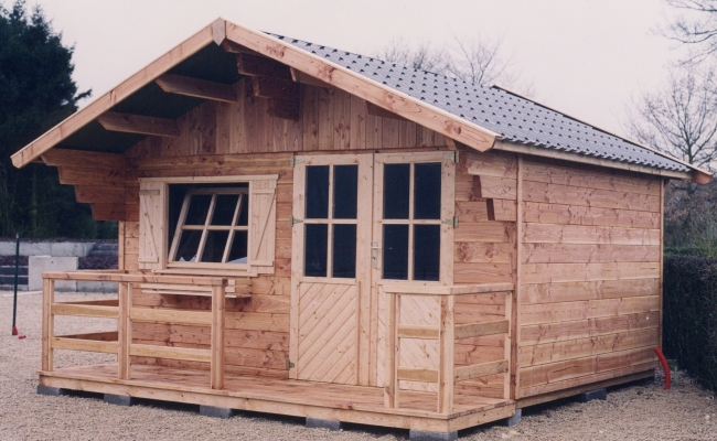 Tuinhuis met zadeldak en terras